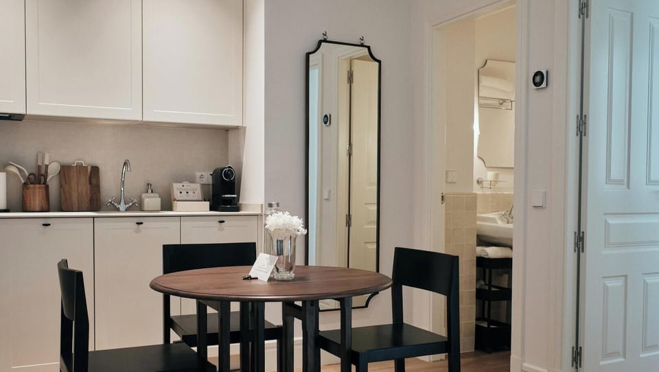 Superior Apartment, 2 Bedrooms | Dining
