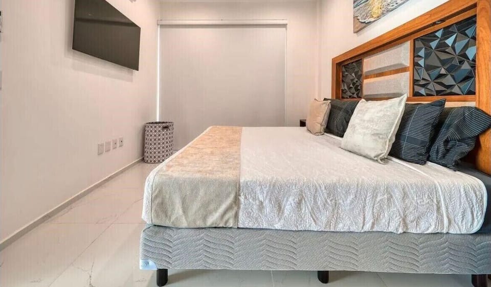 Luxury Apartment | In-room safe, desk, laptop workspace, soundproofing
