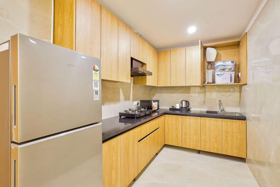 Suite, City View | Private kitchen | Full-size fridge, microwave, oven, stovetop