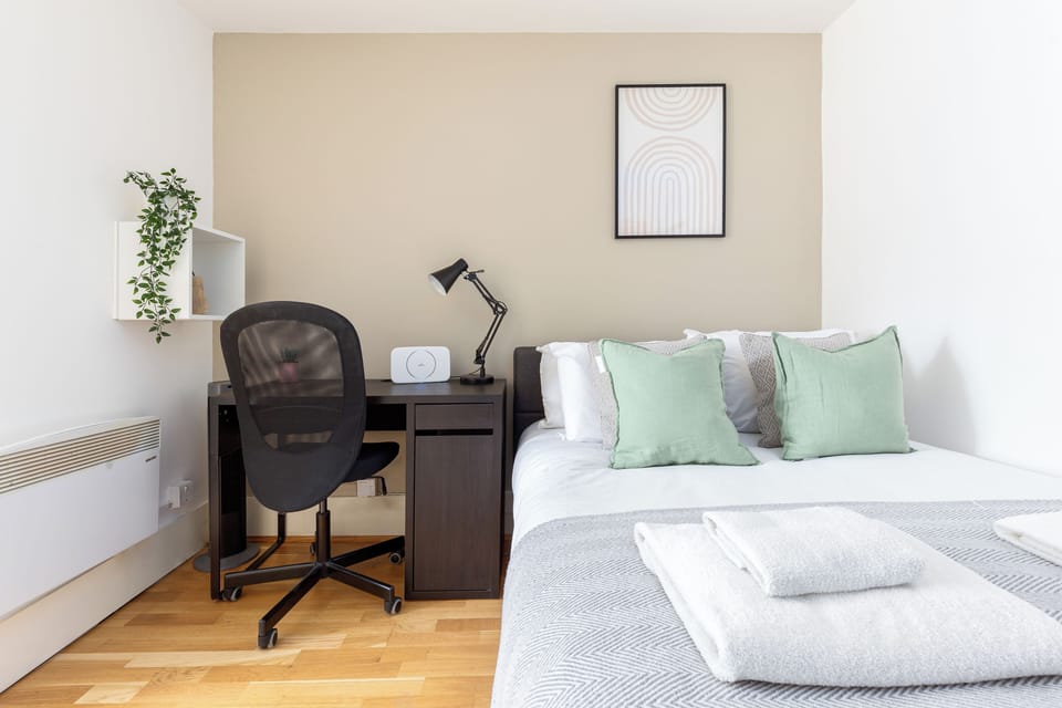 Basic Studio | Iron/ironing board, WiFi (free)