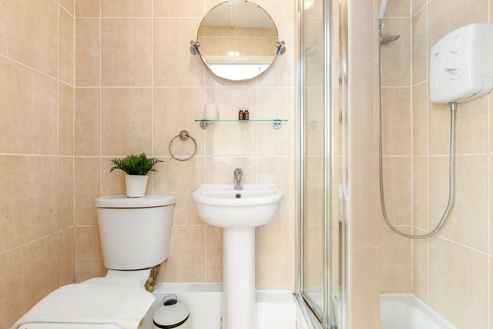 Basic Studio | Bathroom | Free toiletries, hair dryer, towels, soap