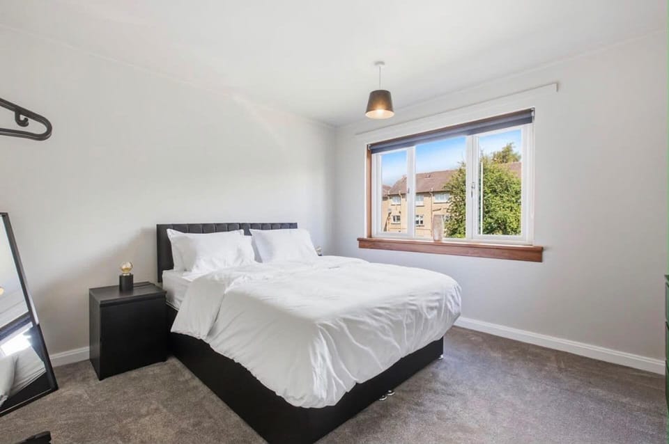The Milburn-sleeps6-enclosedgarden-nearglasgow Apartment in Paisley