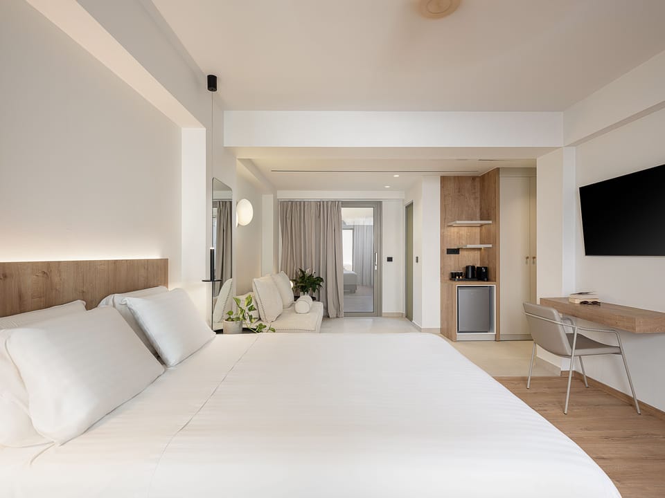 Superior Studio with Jacuzzi | Premium bedding, memory foam beds, in-room safe, blackout drapes