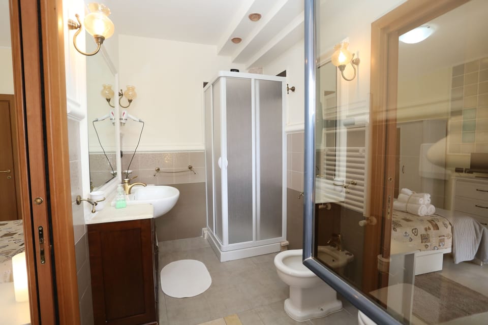 Comfort Room, Balcony | Bathroom | Combined shower/tub, hair dryer, towels, soap