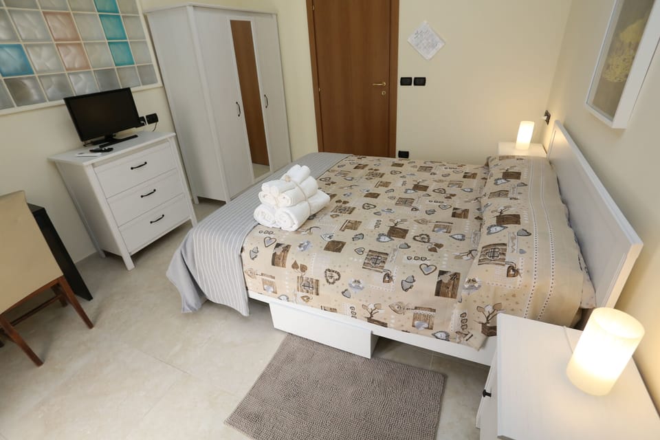 Comfort Room, Balcony | Desk, WiFi (free)