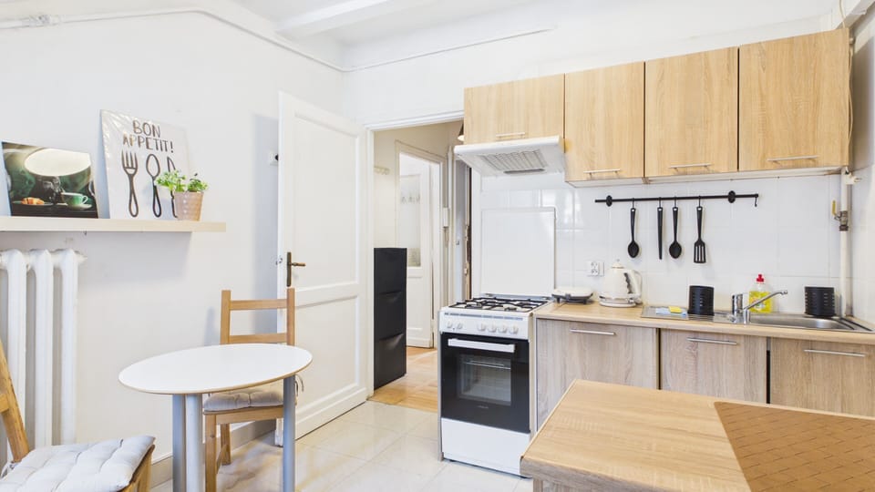 Apartment (9) | Private kitchen | Fridge, stovetop, electric kettle, cookware/dishes/utensils