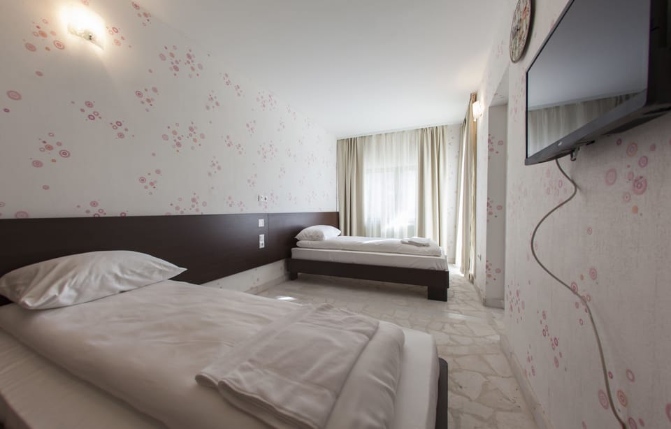 Junior Suite | In-room safe, desk, soundproofing, iron/ironing board