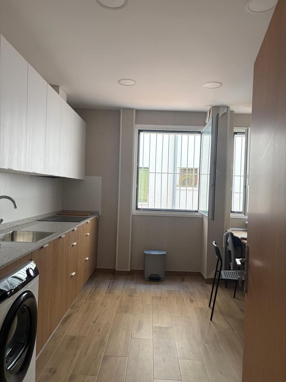 Deluxe Single Room | Private kitchen | Shared microwave