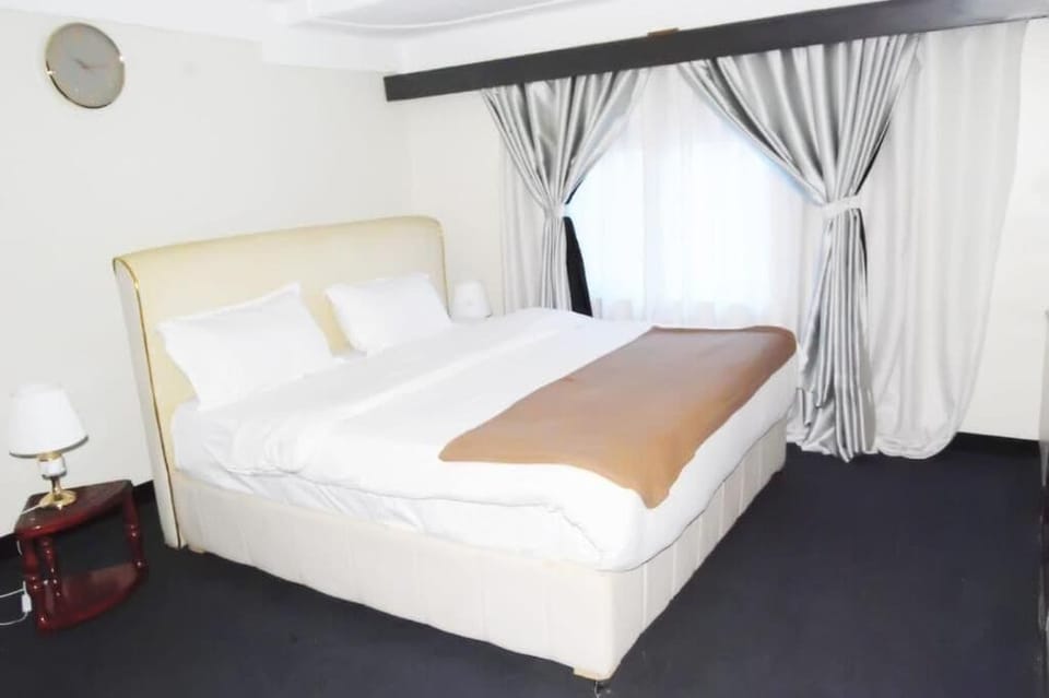 Double Room, Non Smoking, Balcony | In-room safe, soundproofing, iron/ironing board, WiFi (free)