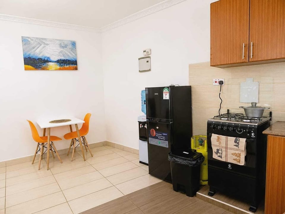 Deluxe Apartment | Private kitchen | Fridge, microwave, cookware/dishes/utensils