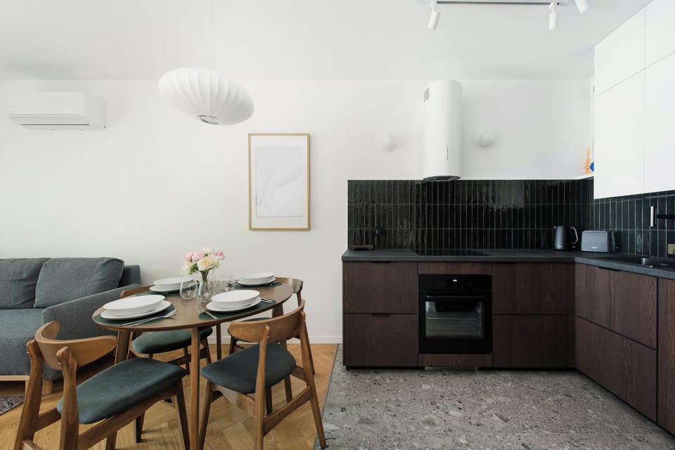 Apartment (18) | Private kitchen | Fridge, stovetop, electric kettle, cookware/dishes/utensils