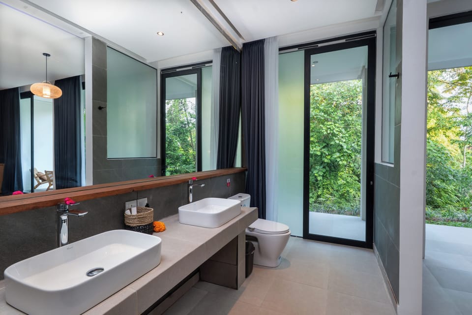 Executive Studio | Bathroom | Shower, hair dryer, slippers, towels