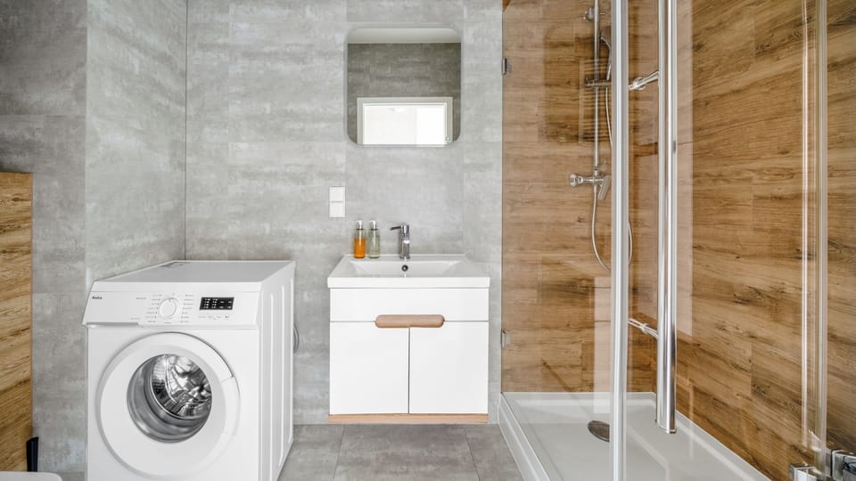 Studio Suite, Balcony | Bathroom | Hair dryer, towels