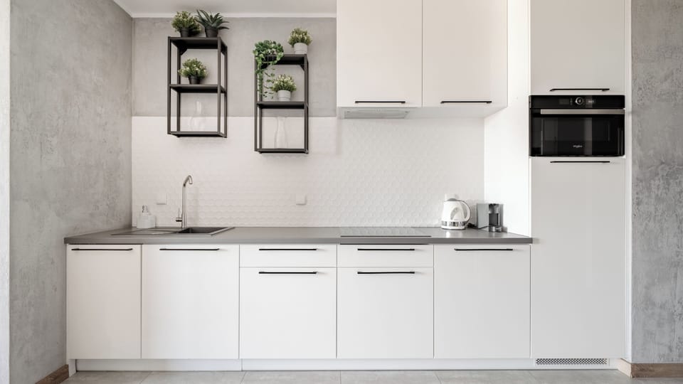 Studio Suite, Balcony | Private kitchen | Fridge, stovetop, electric kettle, cookware/dishes/utensils