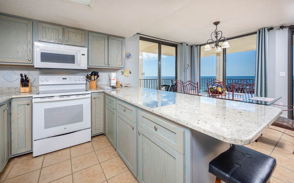 Condo, 3 Bedrooms | Private kitchen | Coffee/tea maker, fridge, oven