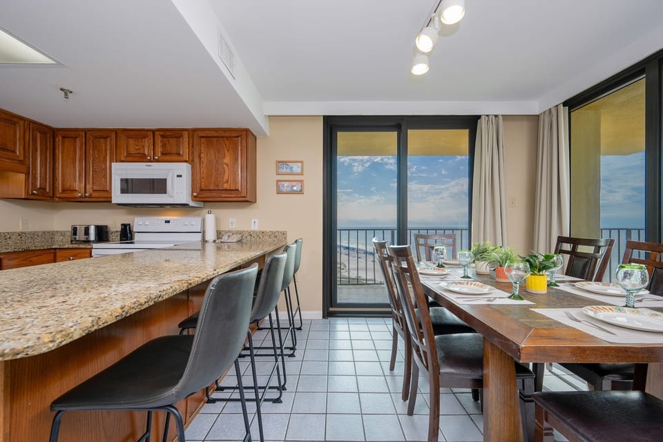 Condo, 3 Bedrooms | Dining