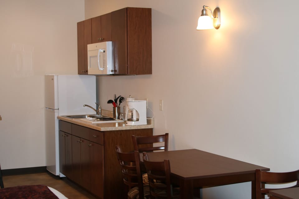 Suite, 2 Queen Beds, Kitchenette, Mountain View | Private kitchen | Mini-fridge, microwave, coffee/tea maker