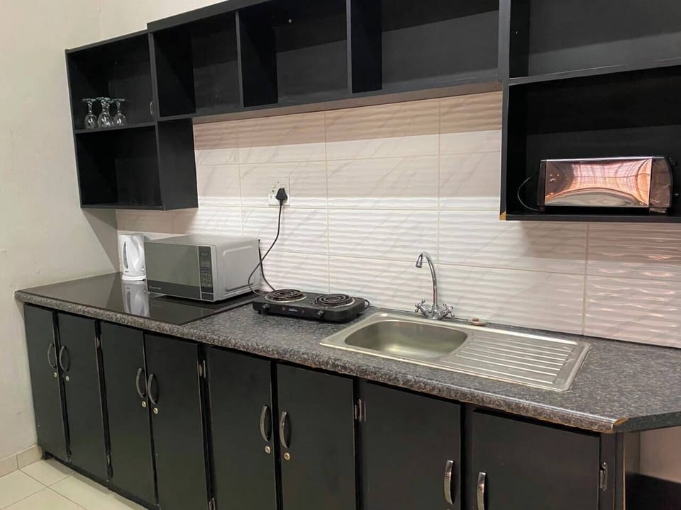 Family Room, River View | Private kitchen | Fridge, microwave, cookware/dishes/utensils