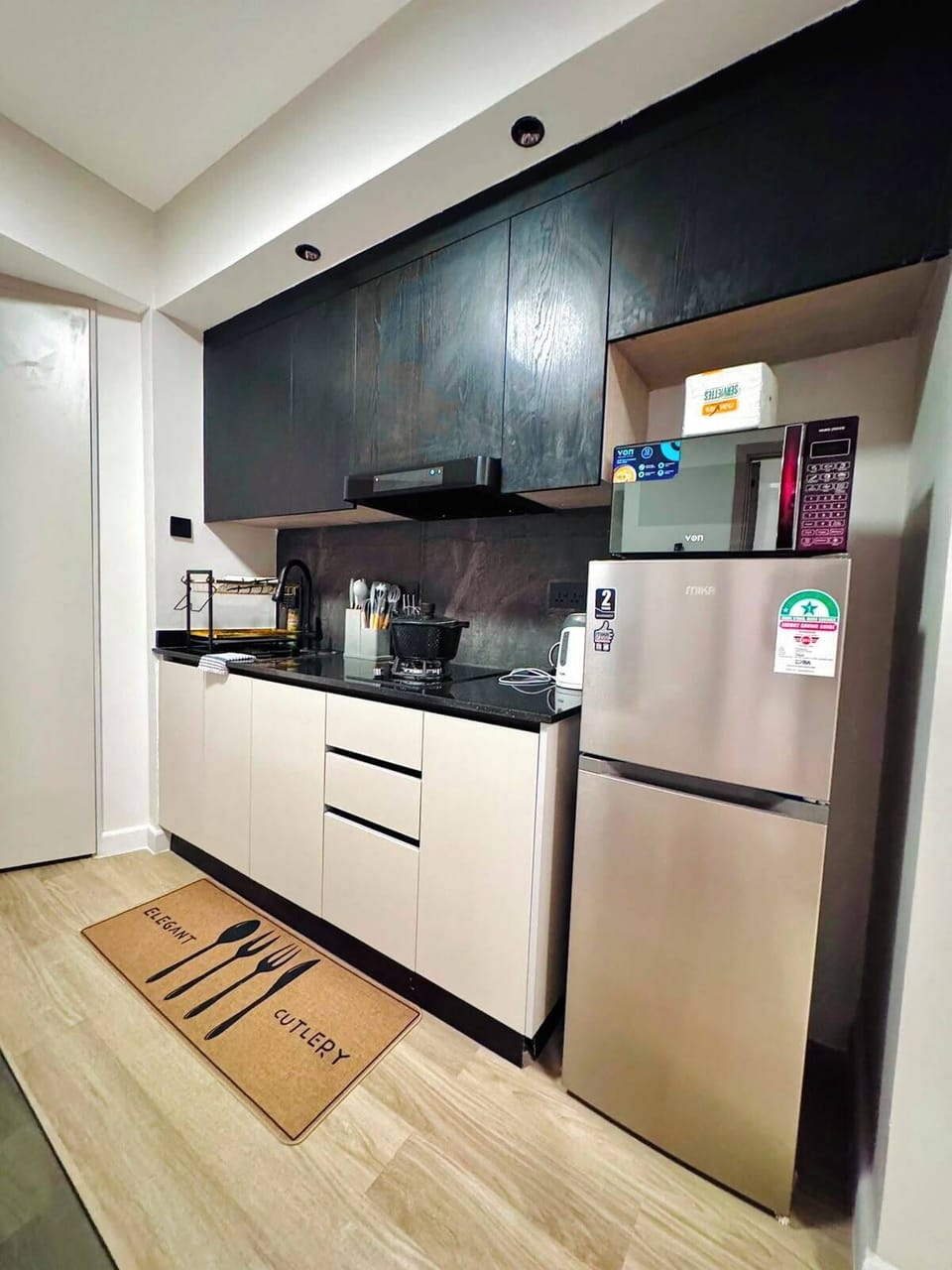 Classic Studio Suite, Balcony, City View | Private kitchen | Coffee/tea maker, microwave, oven, stovetop