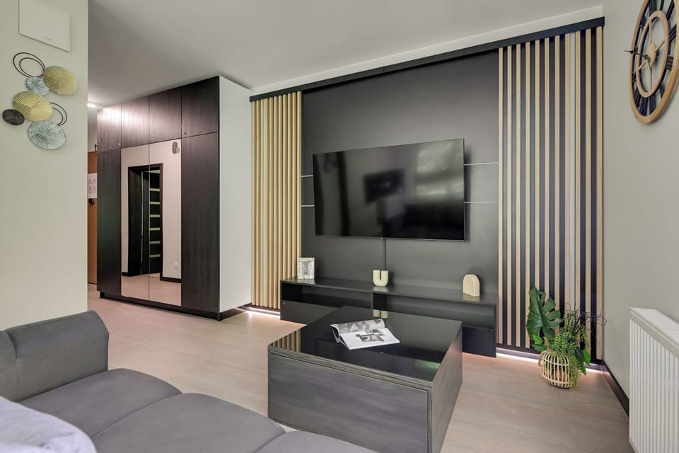 Deluxe Apartment, Balcony | Living area | 40-cm flat-screen TV with cable channels, Netflix, streaming services