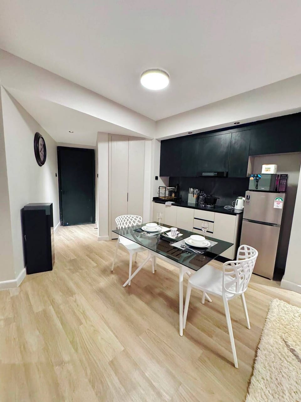 Coffee/tea maker, full-size fridge, microwave, oven
