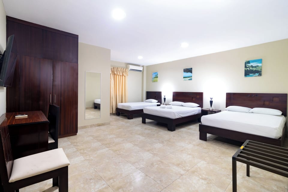 Triple Room | In-room safe, desk, WiFi (free), bed sheets