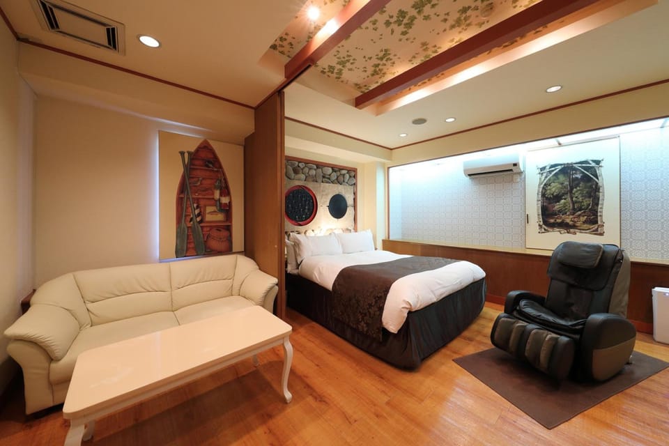 Minibar, soundproofing, WiFi (free), bed sheets