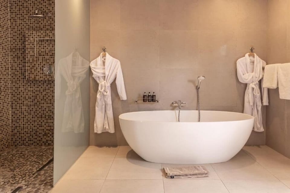 Luxury Triple Room, Patio, Garden View | Bathroom | Slippers