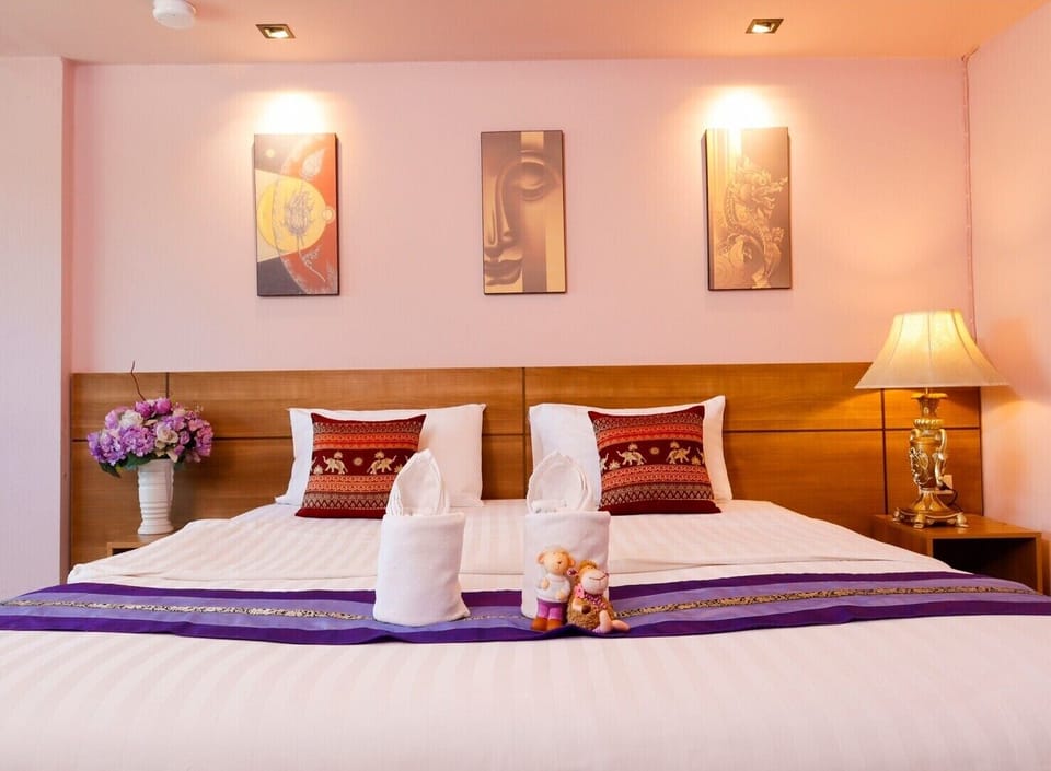 Deluxe Double Room | Minibar, desk, WiFi (free), bed sheets
