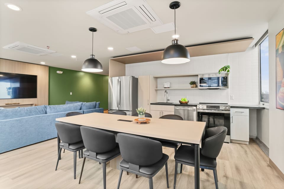 Full-size fridge, microwave, oven, stovetop