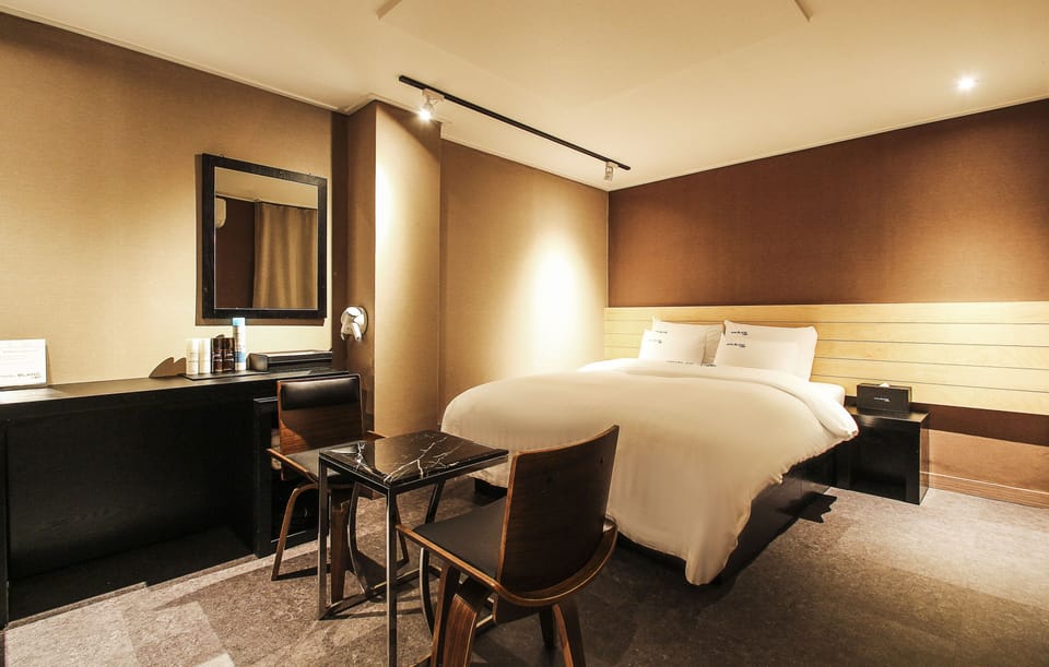 Deluxe Double Room | Down comforters, desk, bed sheets