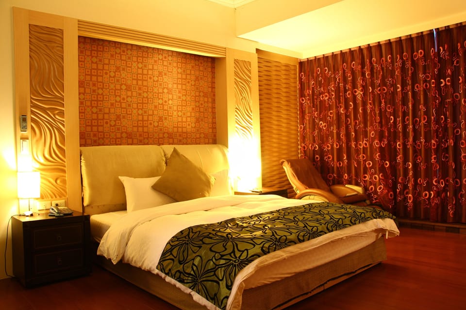 Luxury Room, 1 Double Bed, Non Smoking, Jetted Tub | Premium bedding, desk, blackout drapes, soundproofing