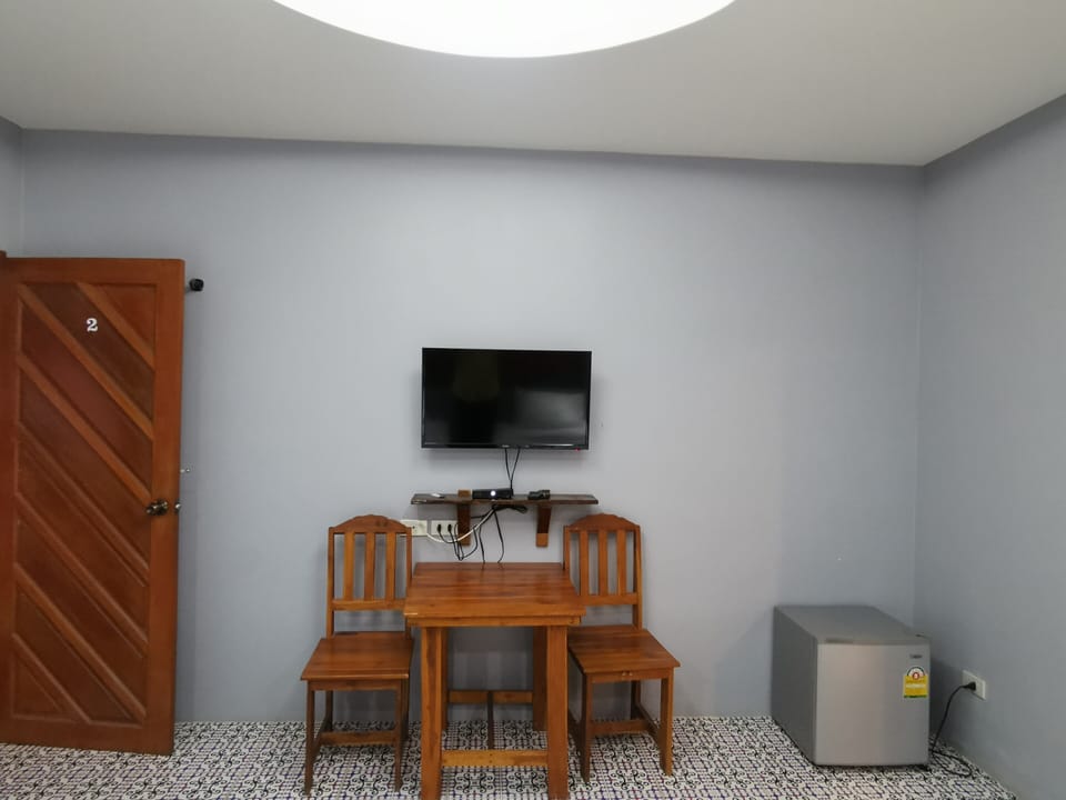 Standard Twin Room | Television