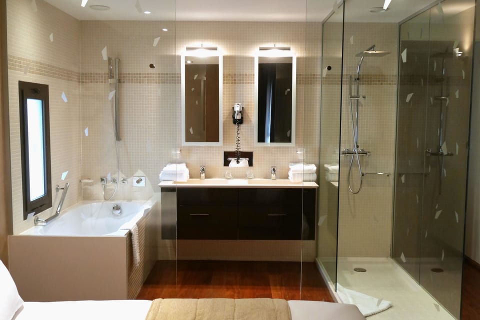 Junior Suite | Bathroom | Free toiletries, hair dryer, towels