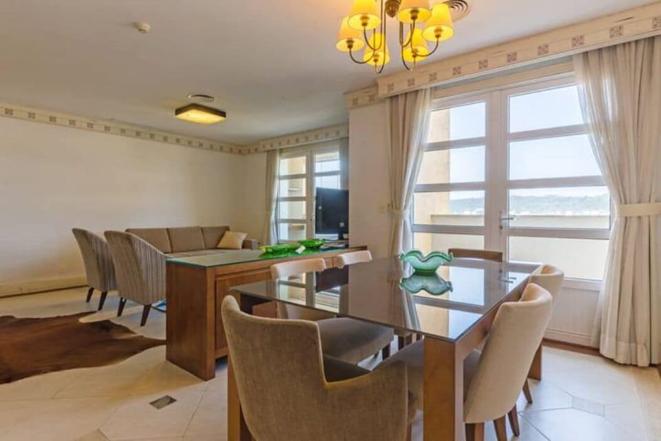 Basic Apartment | Dining