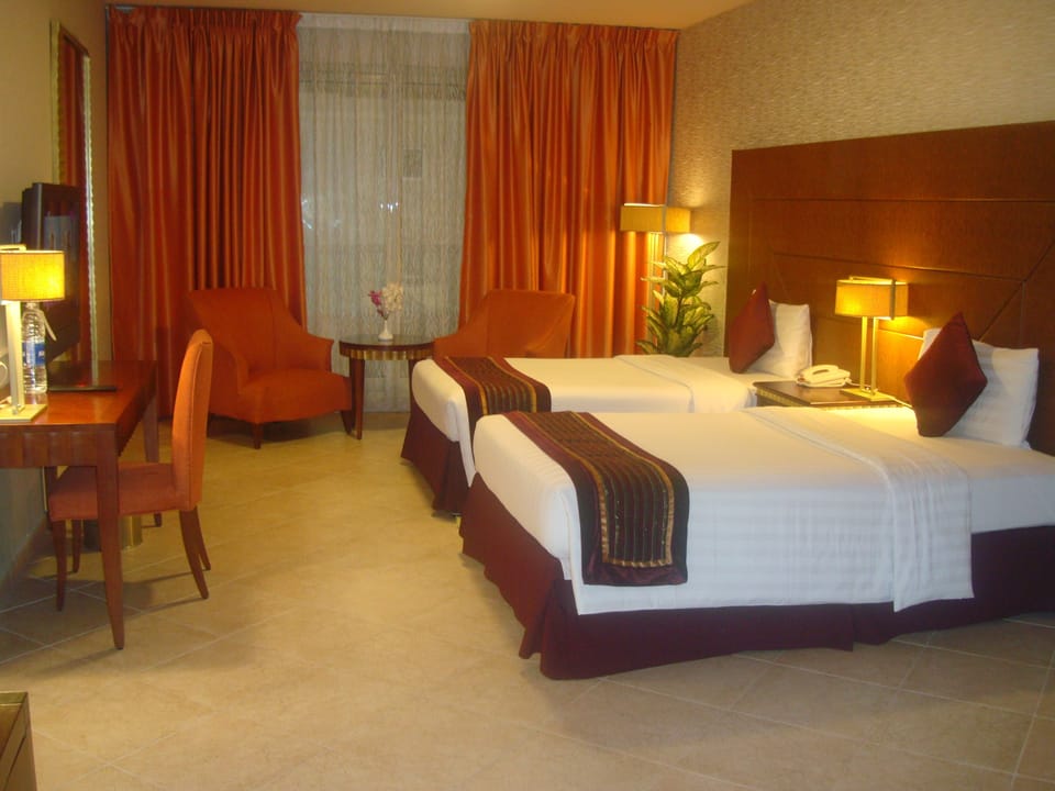 Standard Studio | Minibar, in-room safe, desk, laptop workspace