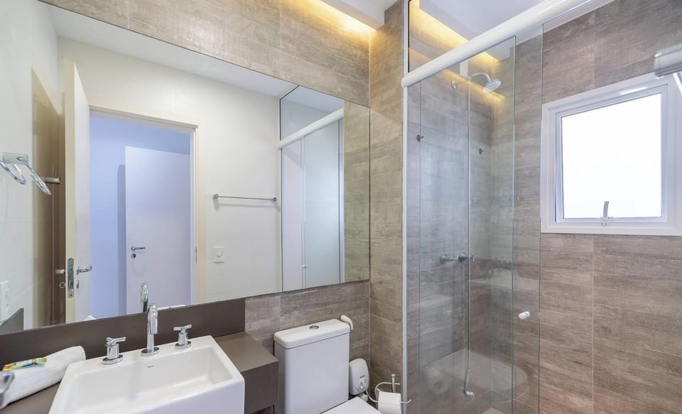 Basic Apartment | Bathroom | Shower