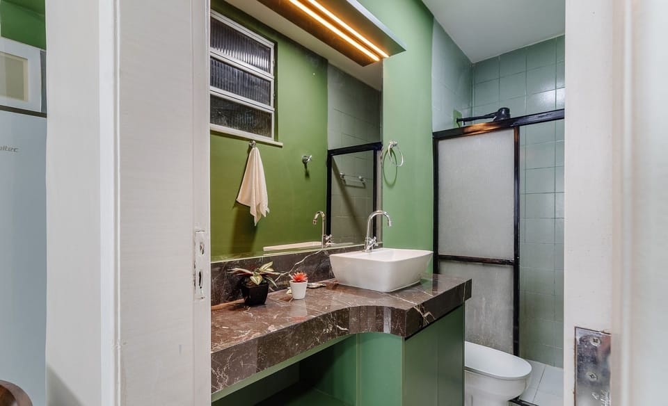 Basic Apartment | Bathroom | Shower