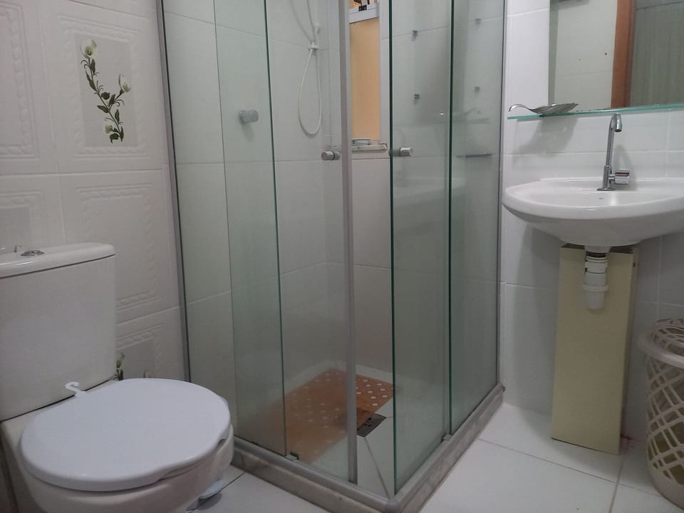 Basic Apartment | Bathroom | Shower