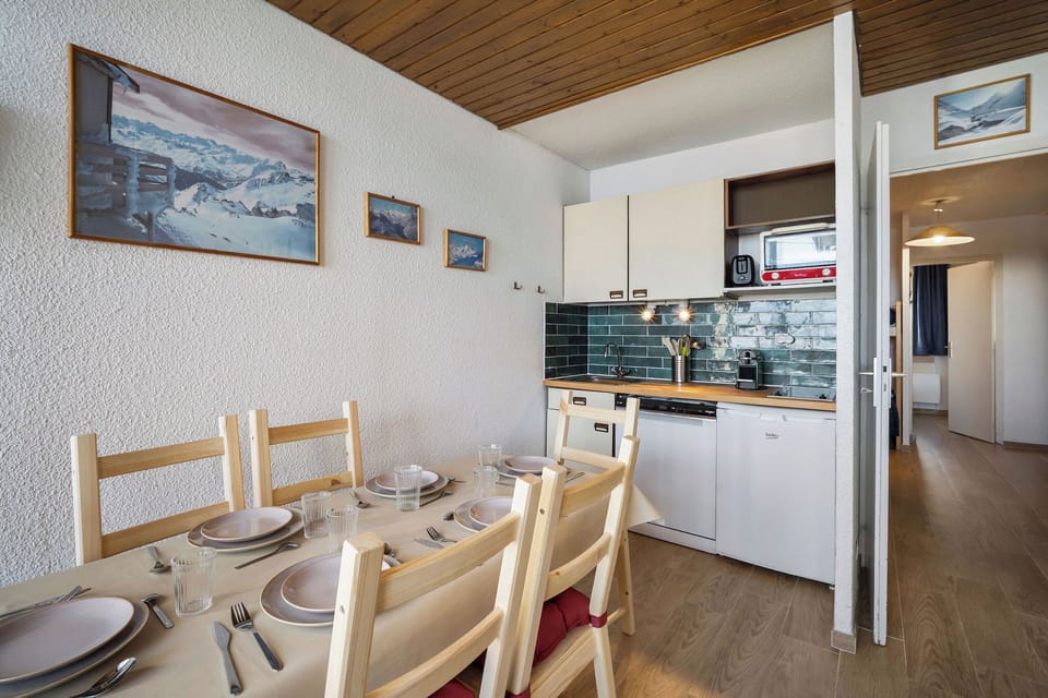 Comfort Apartment, Balcony, Mountain View | Private kitchen | Mini-fridge, microwave, oven, stovetop