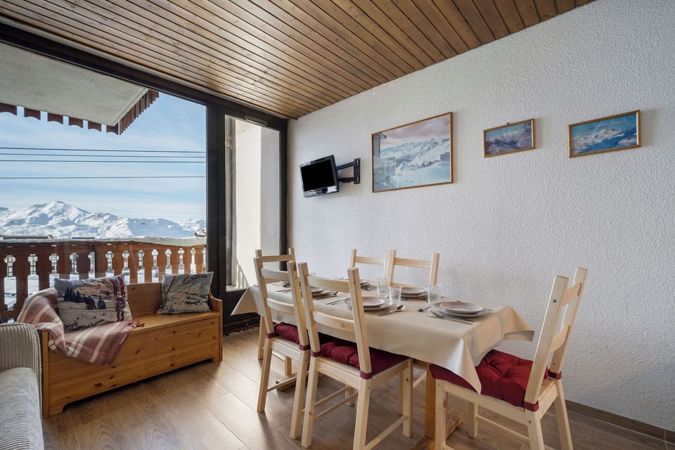 Comfort Apartment, Balcony, Mountain View | Dining