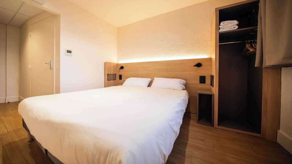 Desk, free cribs/infant beds, free WiFi, bed sheets