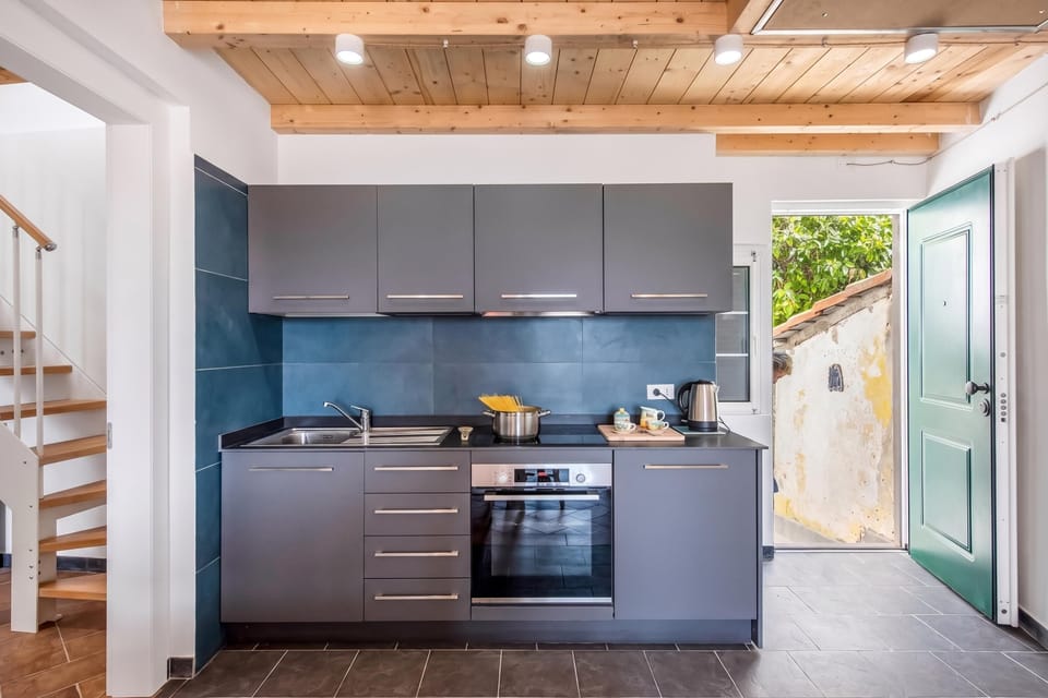 Standard Apartment, 2 Bedrooms (High Roof Apartment) | Private kitchen