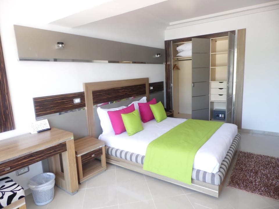 Premium bedding, in-room safe, blackout drapes, soundproofing