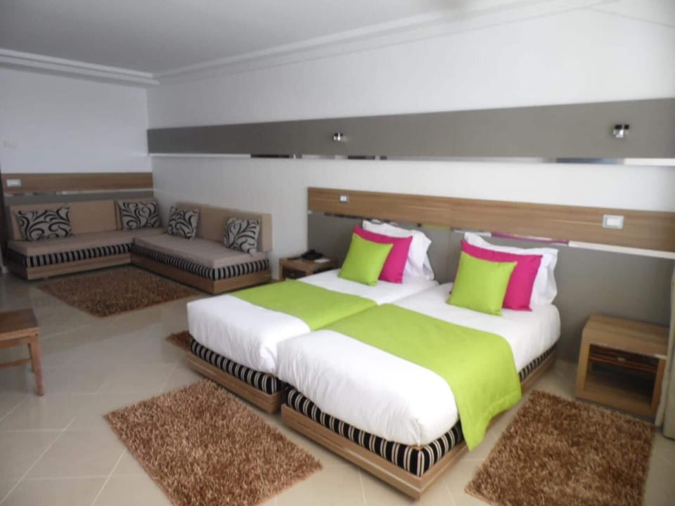 Premium bedding, in-room safe, blackout drapes, soundproofing