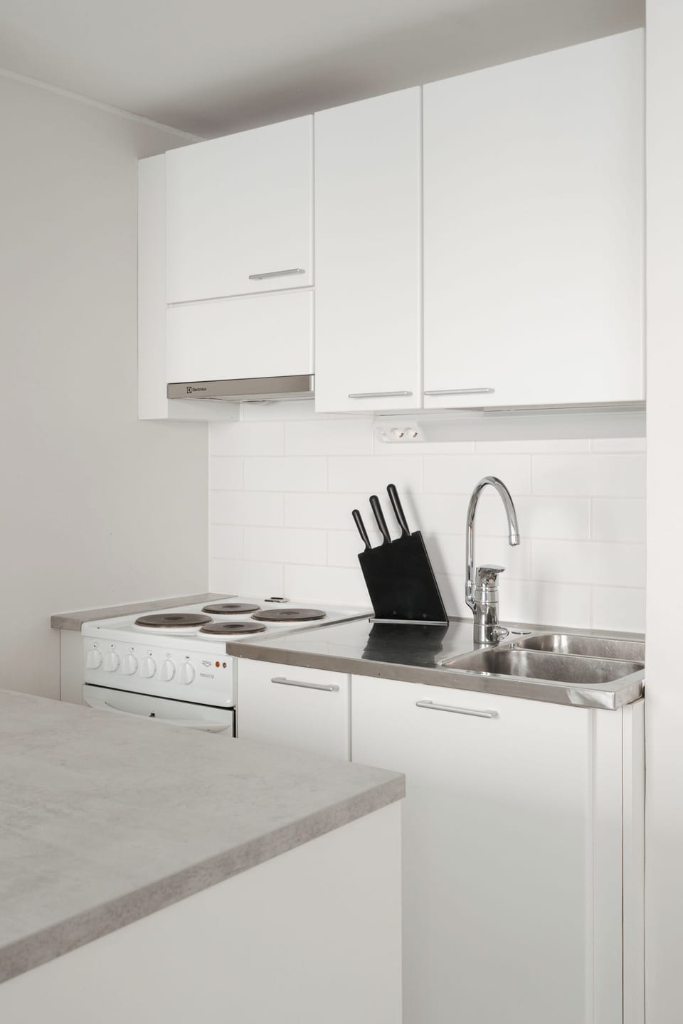 Comfort Studio, 1 Queen Bed, Courtyard View | Private kitchen | Coffee/tea maker, mini-fridge, microwave, oven