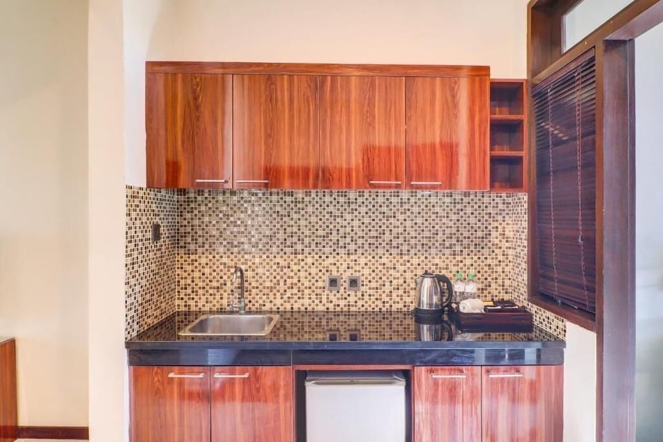 Deluxe Suite, Garden View | Private kitchen