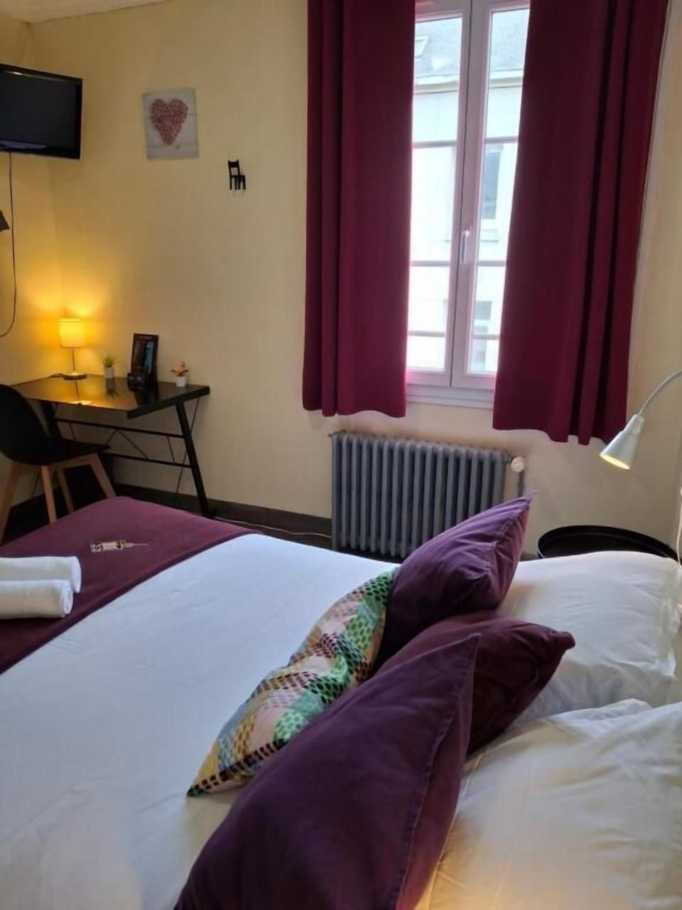 Desk, laptop workspace, WiFi (free)