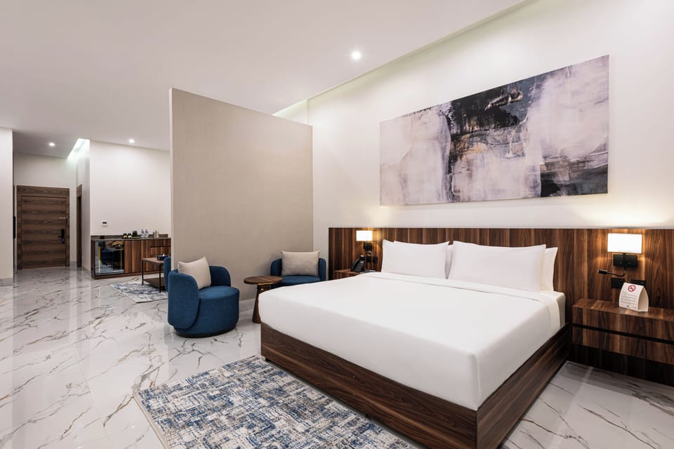 Junior Suite | Egyptian cotton sheets, premium bedding, minibar, in-room safe