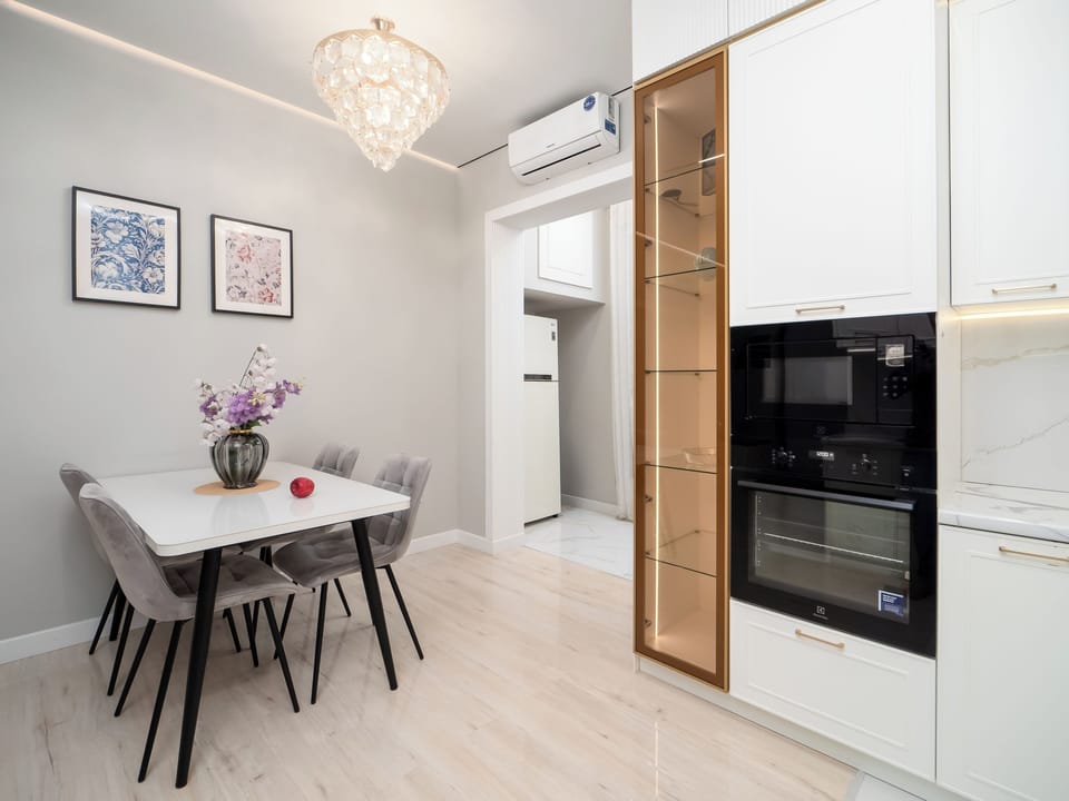 Apartment, 2 Bedrooms, Private Bathroom, Mountain View | Dining